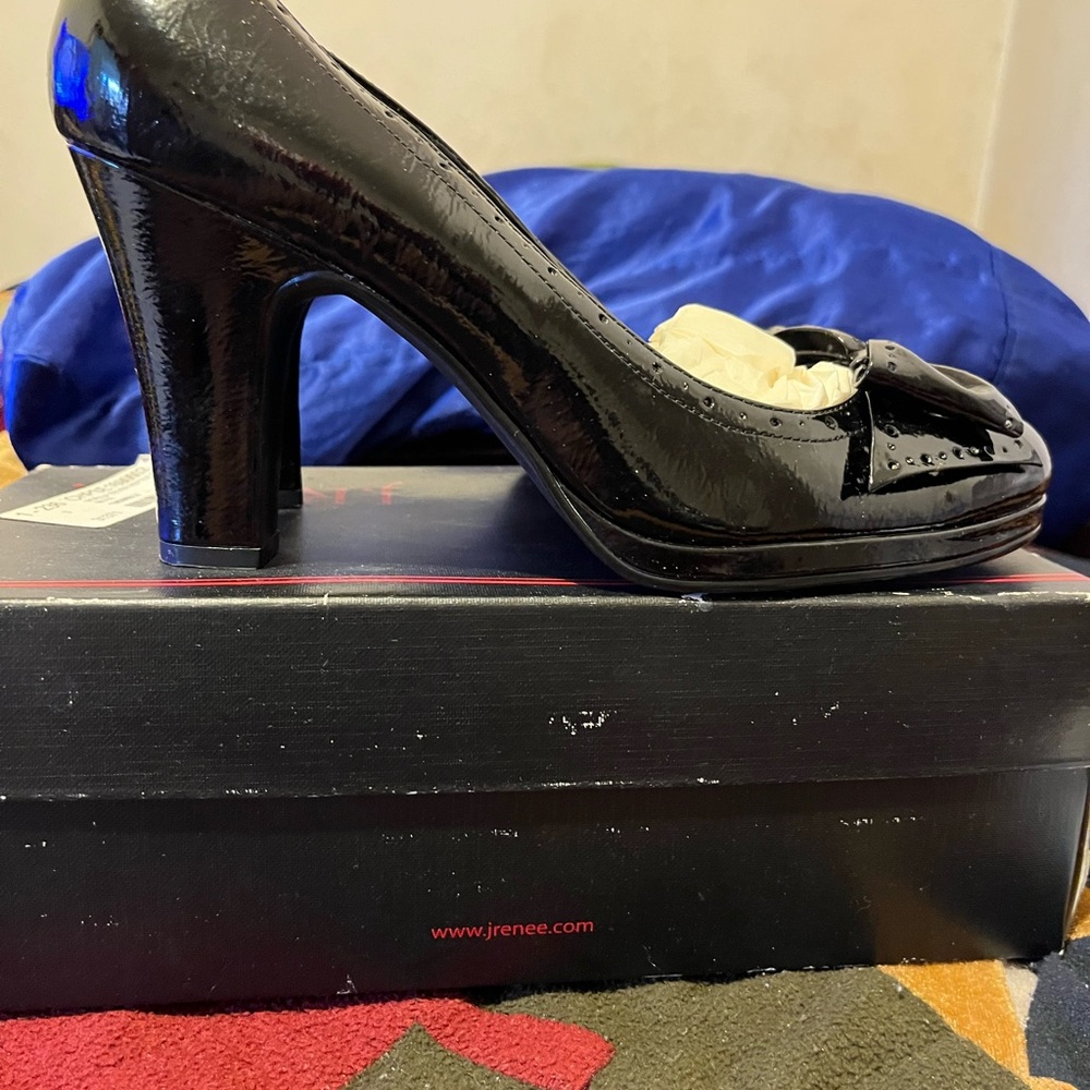 Black patent leather heel with bow